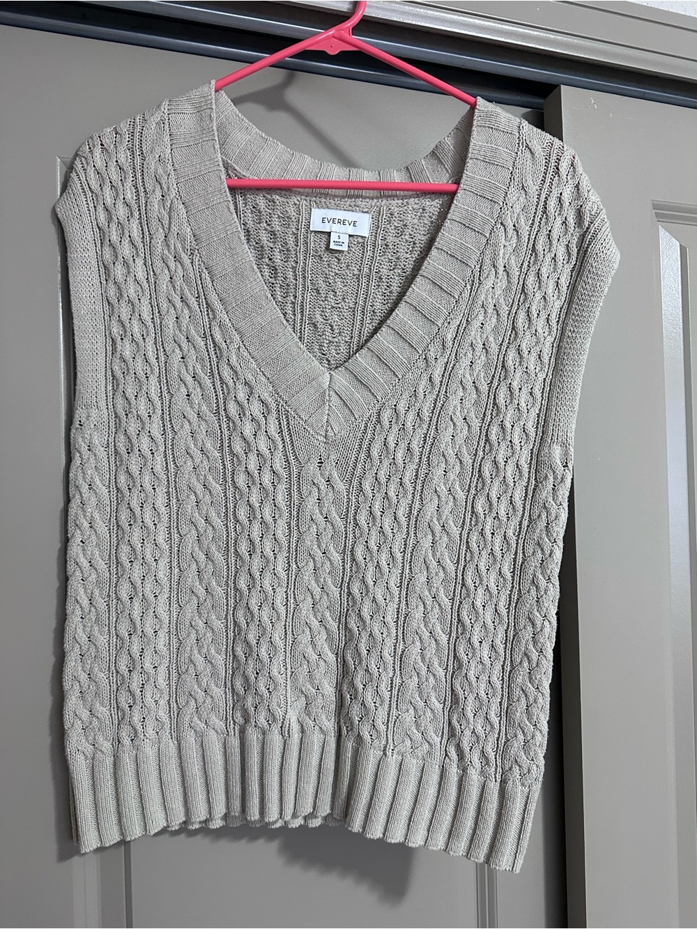 Evereve Women's Cable Knit V-Neck Sweater Vest in Taupe